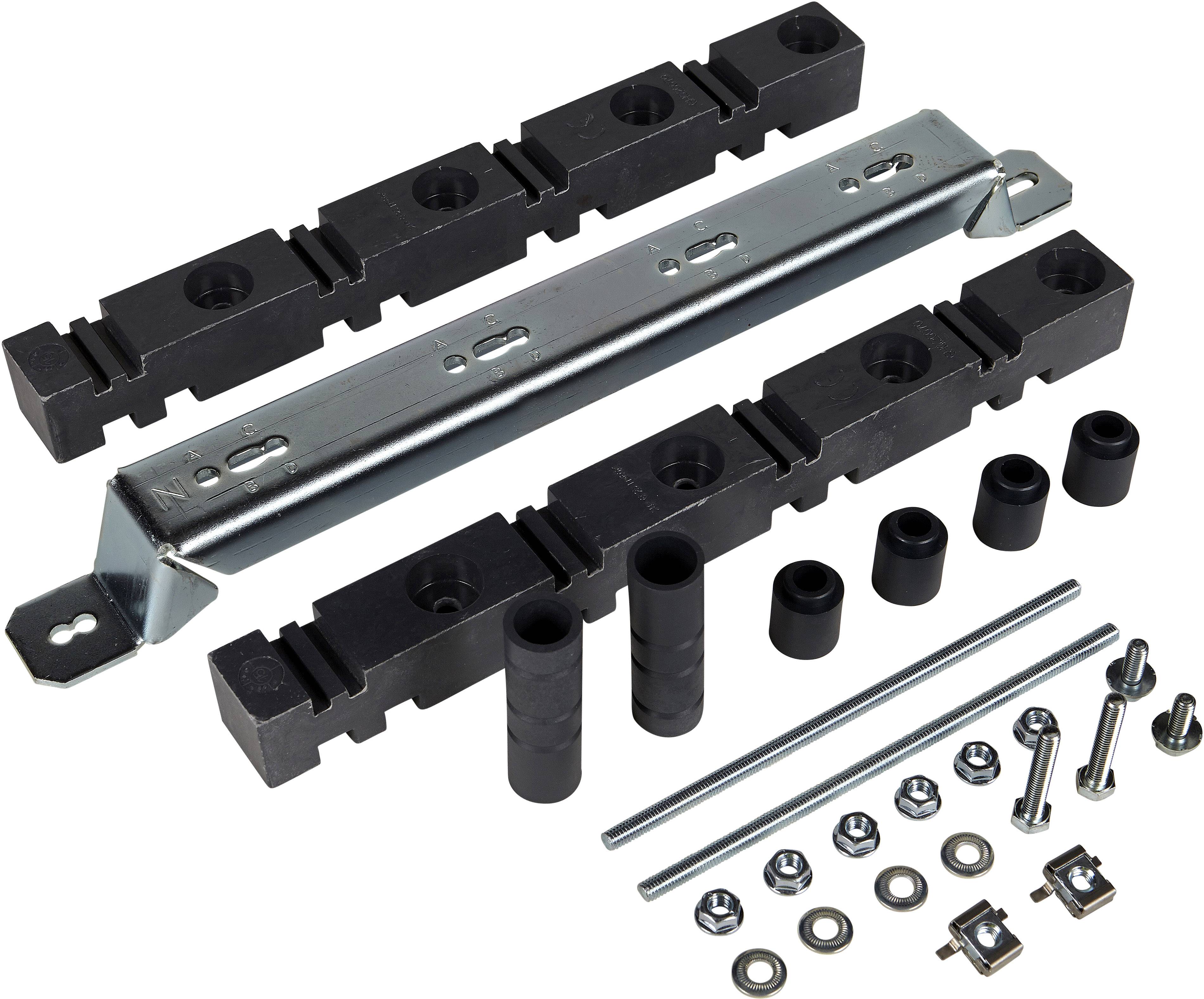 Verschiedene schwarze und silberne Montageteile auf einer weißen Oberfläche. Enthält Halterungen, Schrauben und Muttern für einen Baukasten.