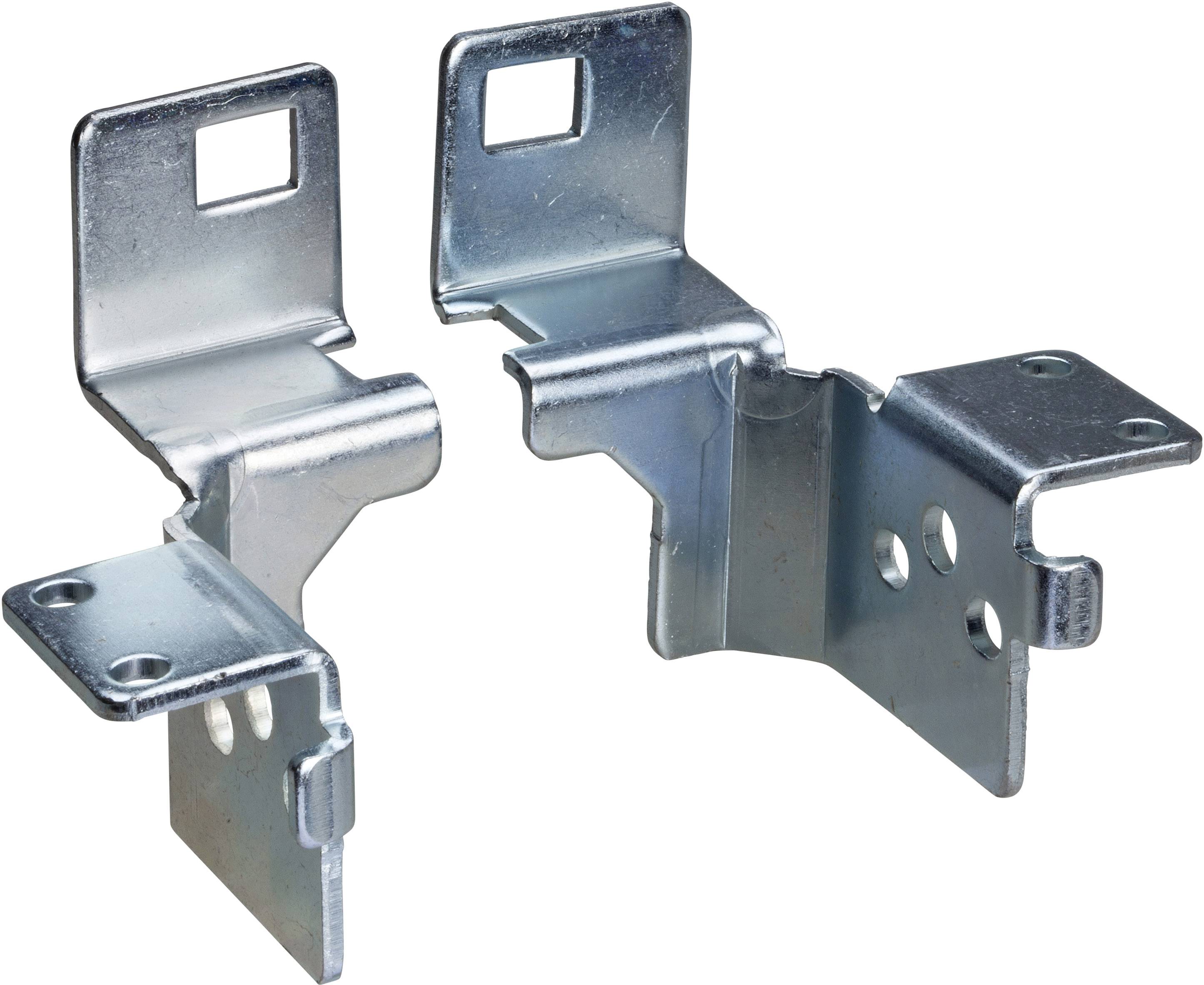 Metallhalterungen mit rechteckigen und runden Löchern. Rechteckige Kanten und glänzende Oberfläche weisen auf industrielle Nutzung hin.