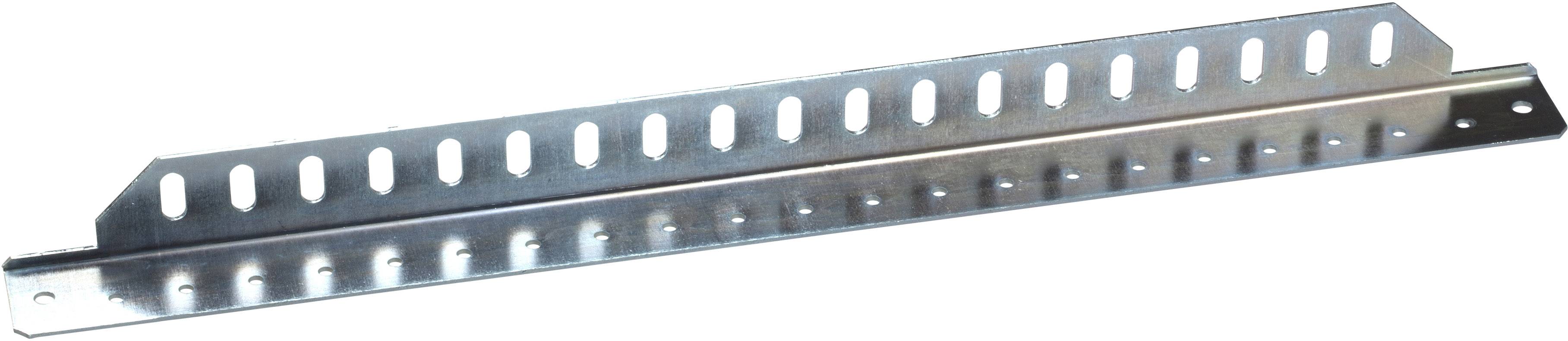 Metallschiene mit langen, ovalen Löchern zur Befestigung. Hochkantansicht. Verwendet in Bau- und Montagearbeiten.