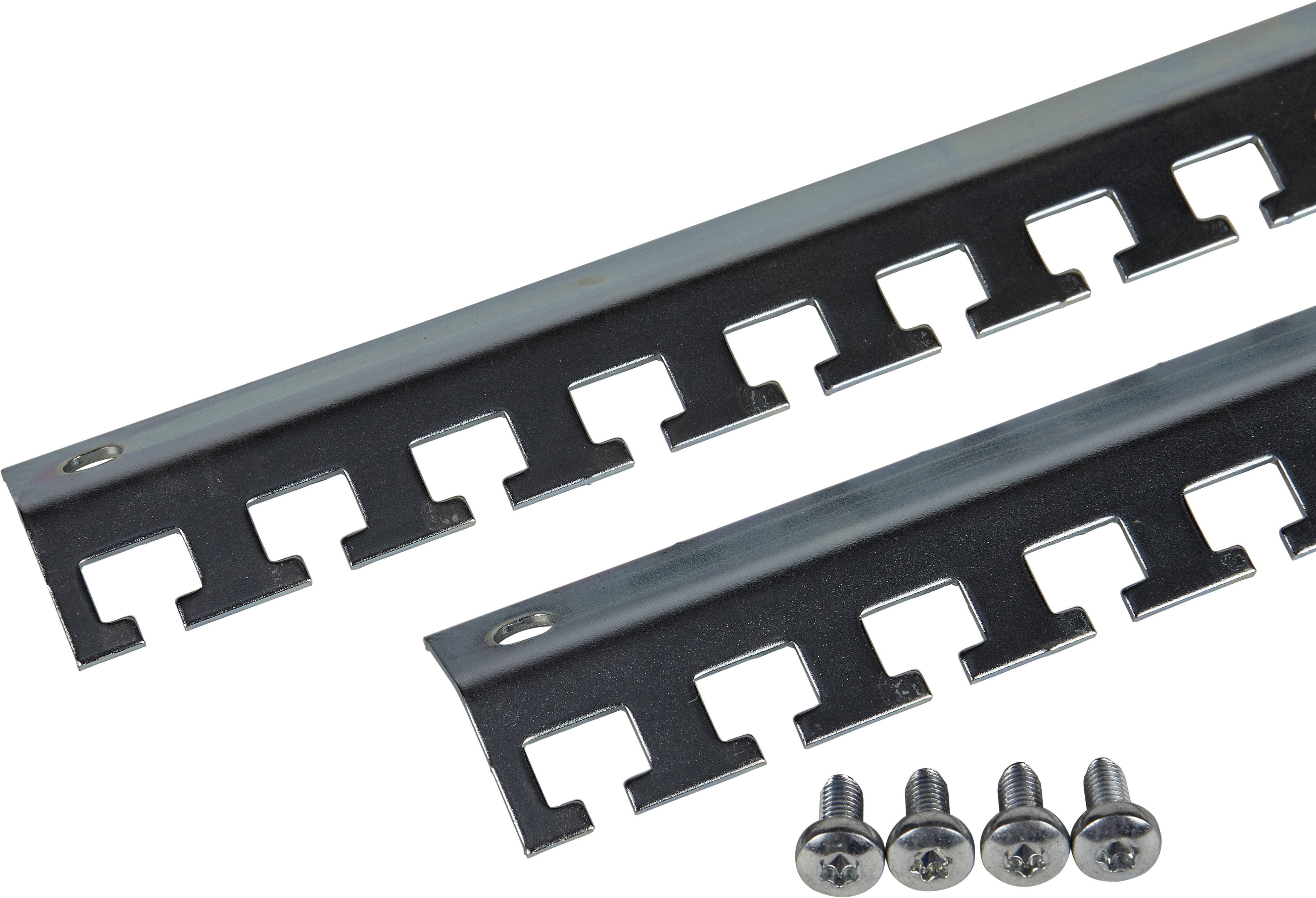 Zwei Metallhalterungen mit mehreren Aussparungen und vier passenden Schrauben, die zur Befestigung von Geräten in einem Rack dienen.