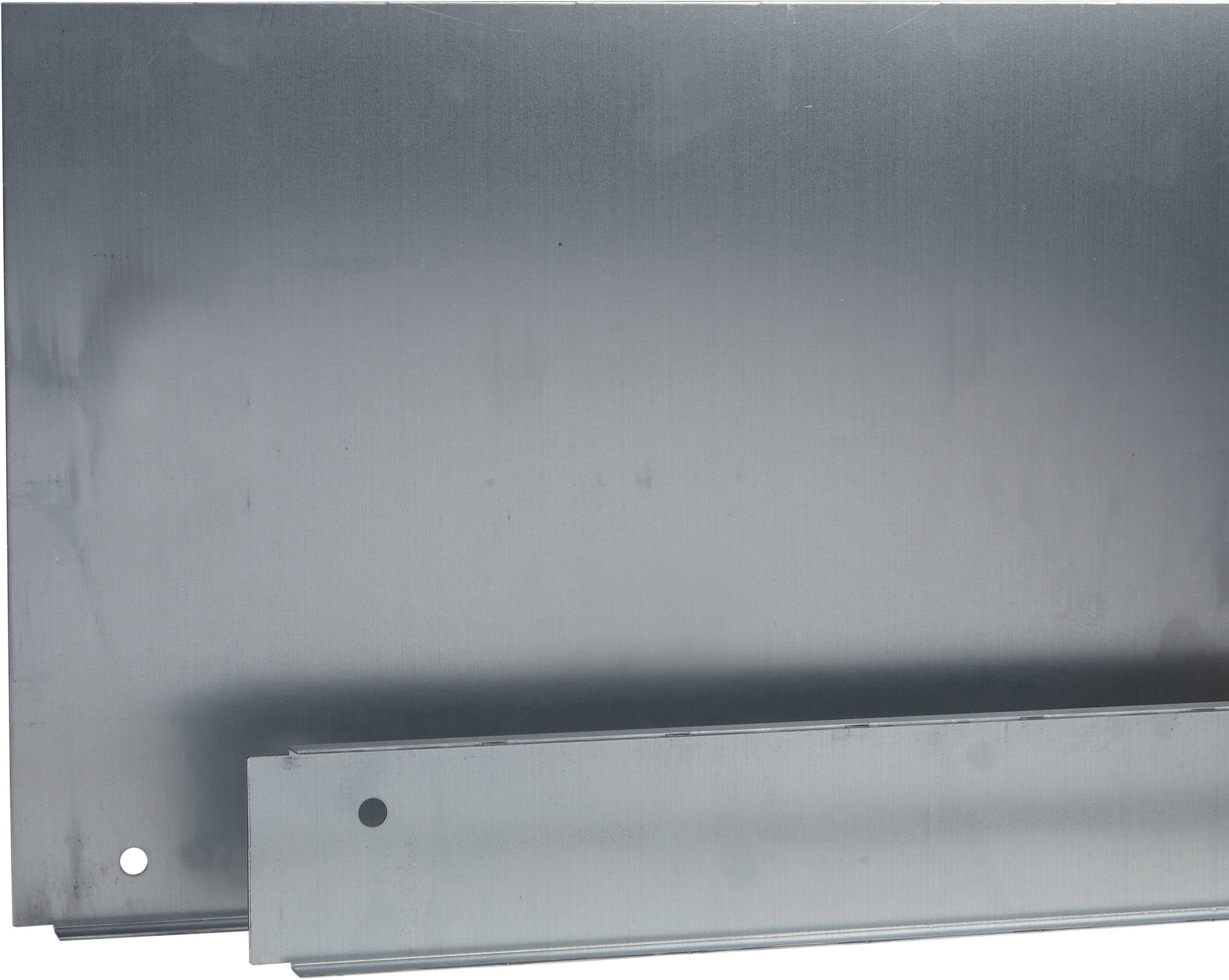 Silberne Metallplatten mit glatter Oberfläche, eine größere hinter einer kleineren, beide mit einem Loch in der Ecke.