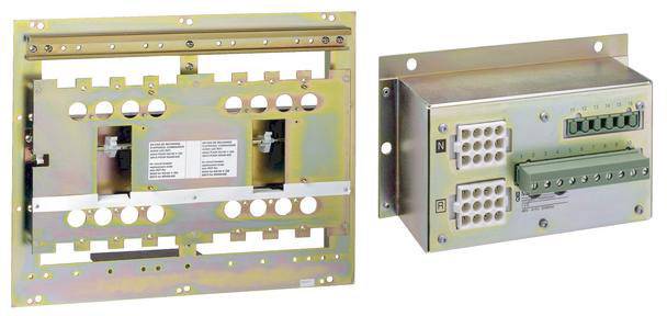 Metallrahmen und elektrisches Modul mit Anschlüssen. Enthält mehrere Steckplätze und Schrauben zur Wandmontage.