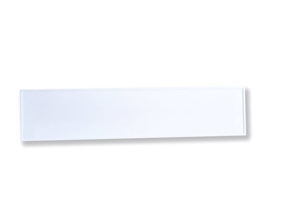 Ein langes, rechteckiges, weißes Schild vor einem weißen Hintergrund.