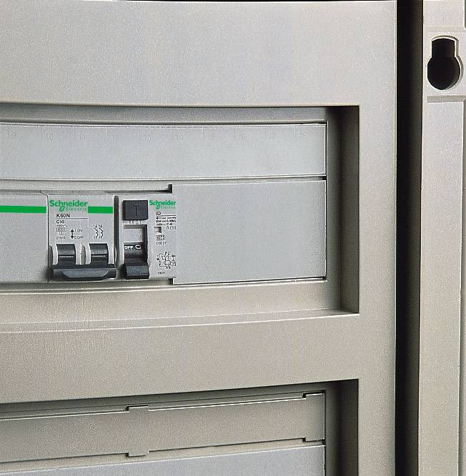 Ein elektrischer Schaltkasten mit markiertem Schalter und Beschriftungen; dient zur Steuerung elektrischer Geräte.