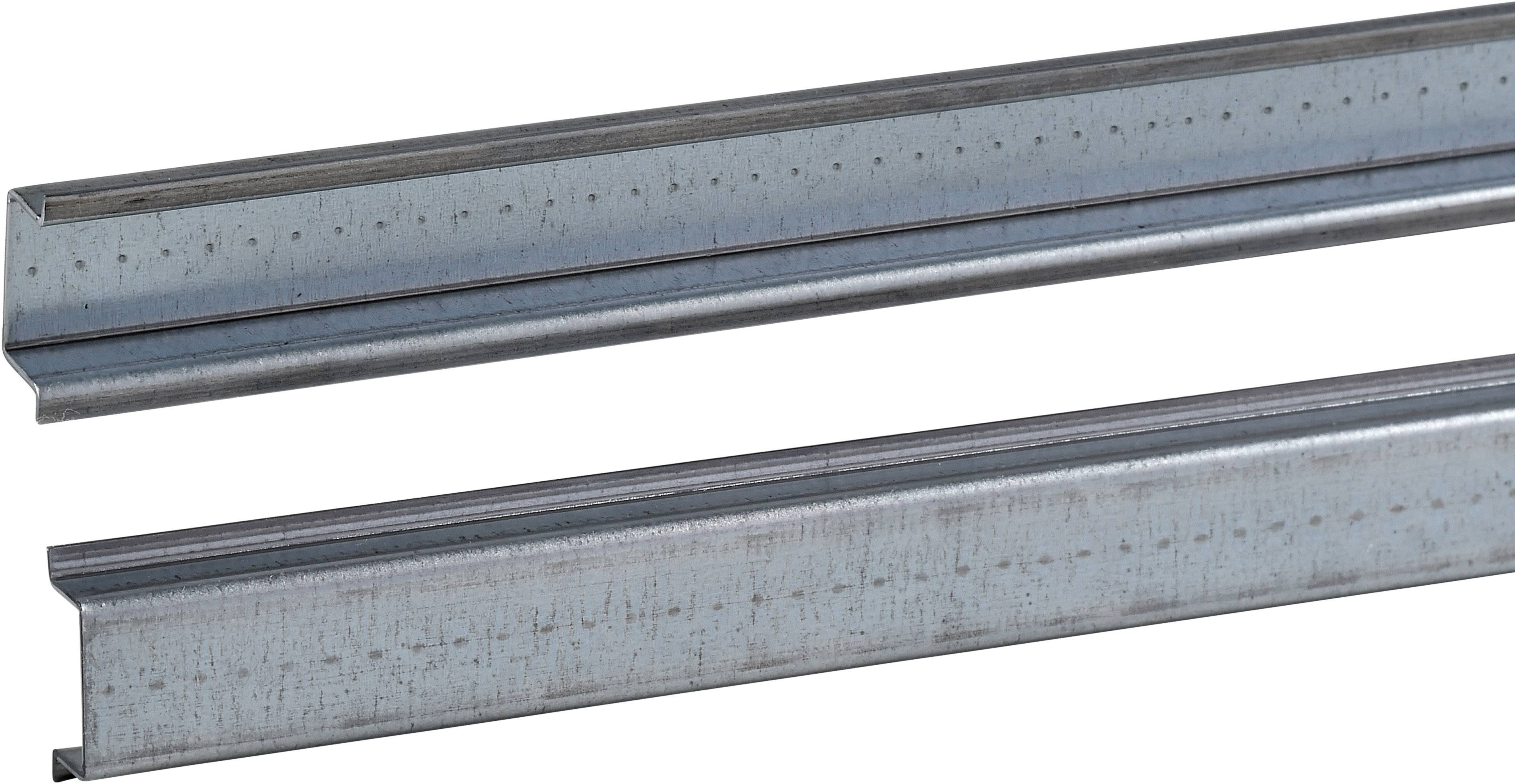 Zwei Stahlprofile mit U-Form, längs nebeneinander liegend. Sie dienen als Baumaterial für Baukonstruktionen oder Deckenmontage.