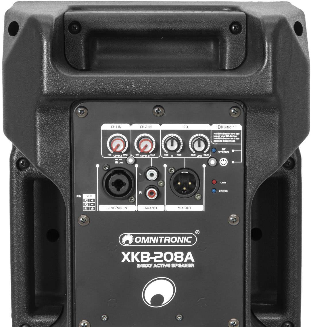 Ein schwarzer Lautsprecher mit Anschlüssen und Bedienelementen. Markenname 'Omnitronic XKB-208A' sichtbar.