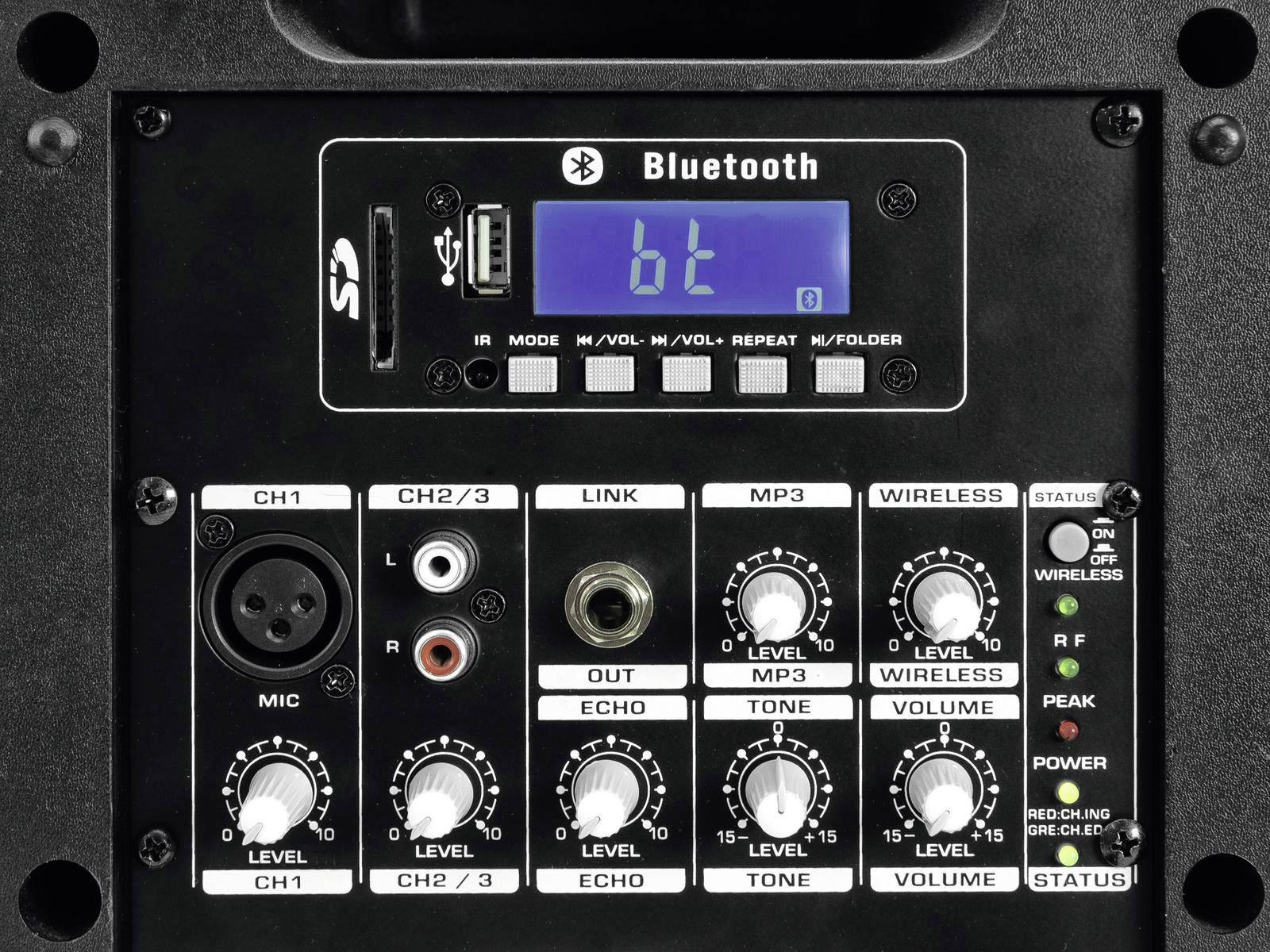 Nahaufnahme eines Lautsprecher-Bedienfelds mit Bluetooth-Display, Knöpfen für Lautstärke und Toneinstellungen sowie Ein- und Ausgangsanschlüssen.