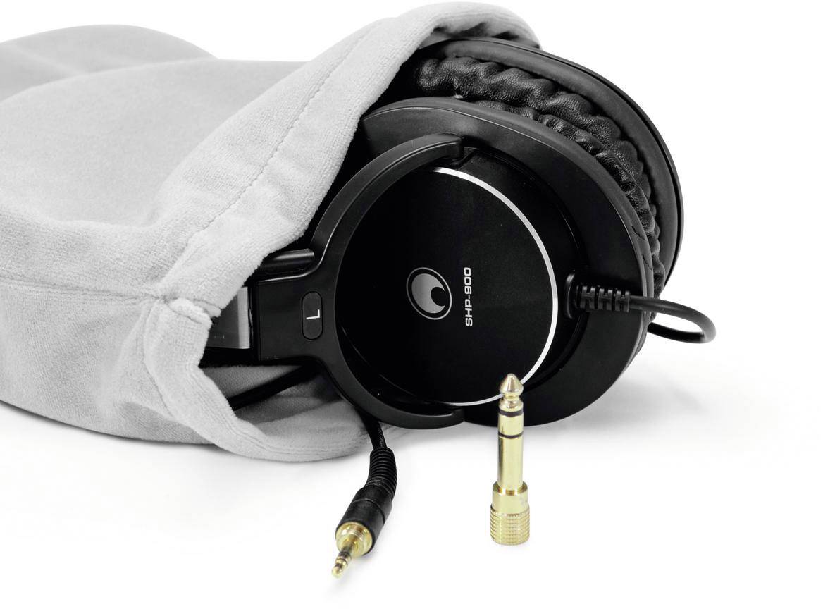 Kopfhörer mit Kabel und Adapter auf weißem Hintergrund, teils in grauem Stoffbeutel liegend.