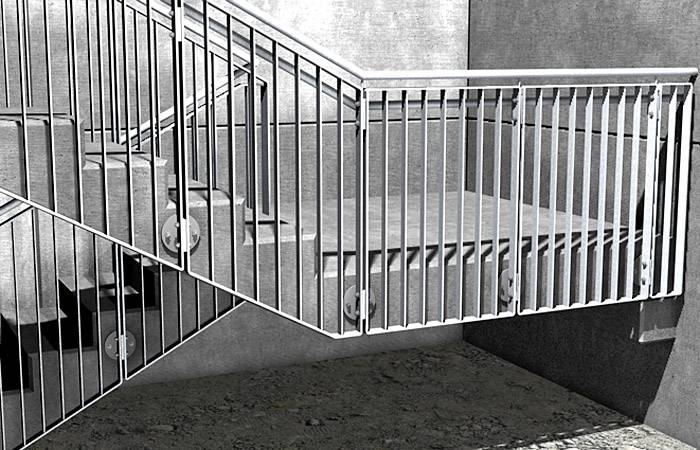 Eine metallische Treppe mit Geländer führt nach oben, vor einer grauen Betonwand. Licht und Schatten betonen die Struktur.