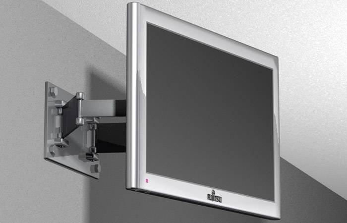 Ein flacher Bildschirm ist mit einer Halterung an der Wand befestigt. Der Bildschirm ist ausgeschaltet und zeigt keine Inhalte.