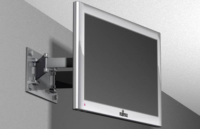 Flachbildfernseher an einer Wandhalterung, seitliche Ansicht.