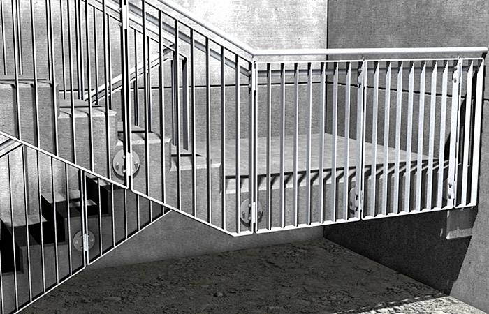 Eine graue Metalltreppe mit Geländer führt nach oben. Sie befindet sich in einem Betonraum. Links sind Stufen und rechts eine Plattform.