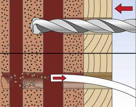 Bohrvorgang durch Ziegel und Holz, um ein Kabel zu verlegen. Der Bohrer dringt von links ein, das Kabel wird von rechts eingeführt.