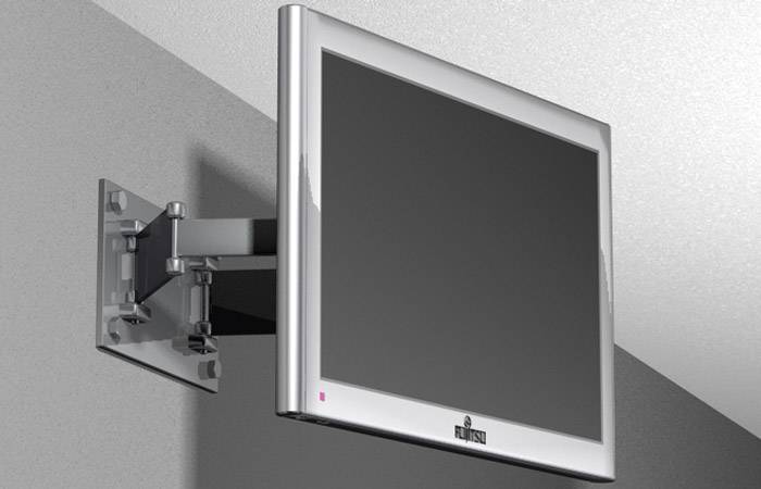 An der Wand montierter Fernseher mit schwenkbarer Halterung. Der Bildschirm ist ausgeschaltet und in einem modernen Raum platziert.