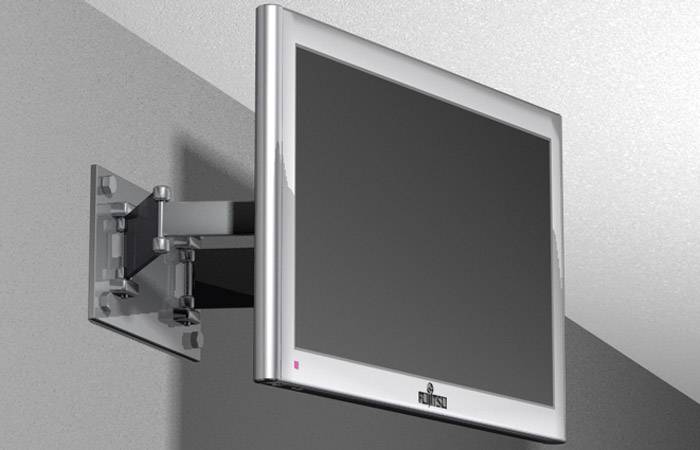 Ein moderner Flachbildfernseher ist an einer Wandhalterung montiert und neigt sich leicht zur Seite.