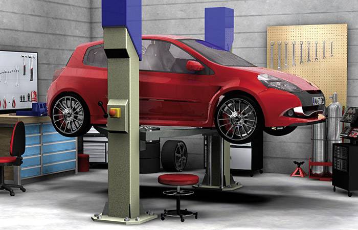 Ein rotes Auto ist in einer Autowerkstatt auf einer Hebebühne. Werkzeuge und Werkbänke sind im Hintergrund sichtbar.