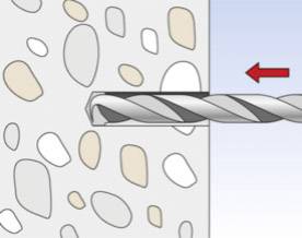 Bohrmaschine bohrt in eine Wand, Pfeil zeigt Drehrichtung nach links. Wandstruktur mit Kieselsteinen angedeutet.