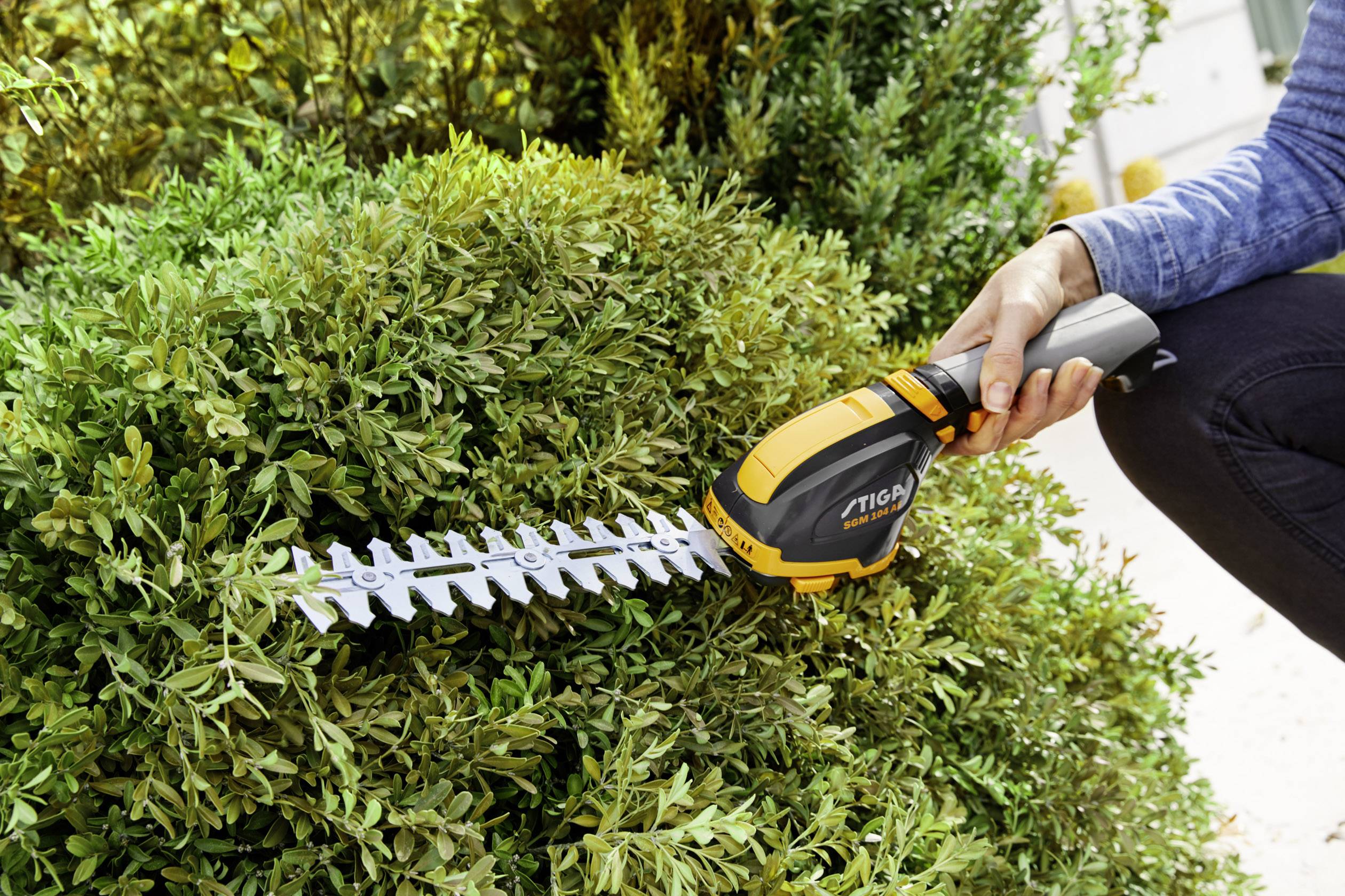 STIGA 253007231/ST1 SGM 72 AE Akku Grasschere, Strauchschere inkl. Akku, mit Zubehör 7.2V