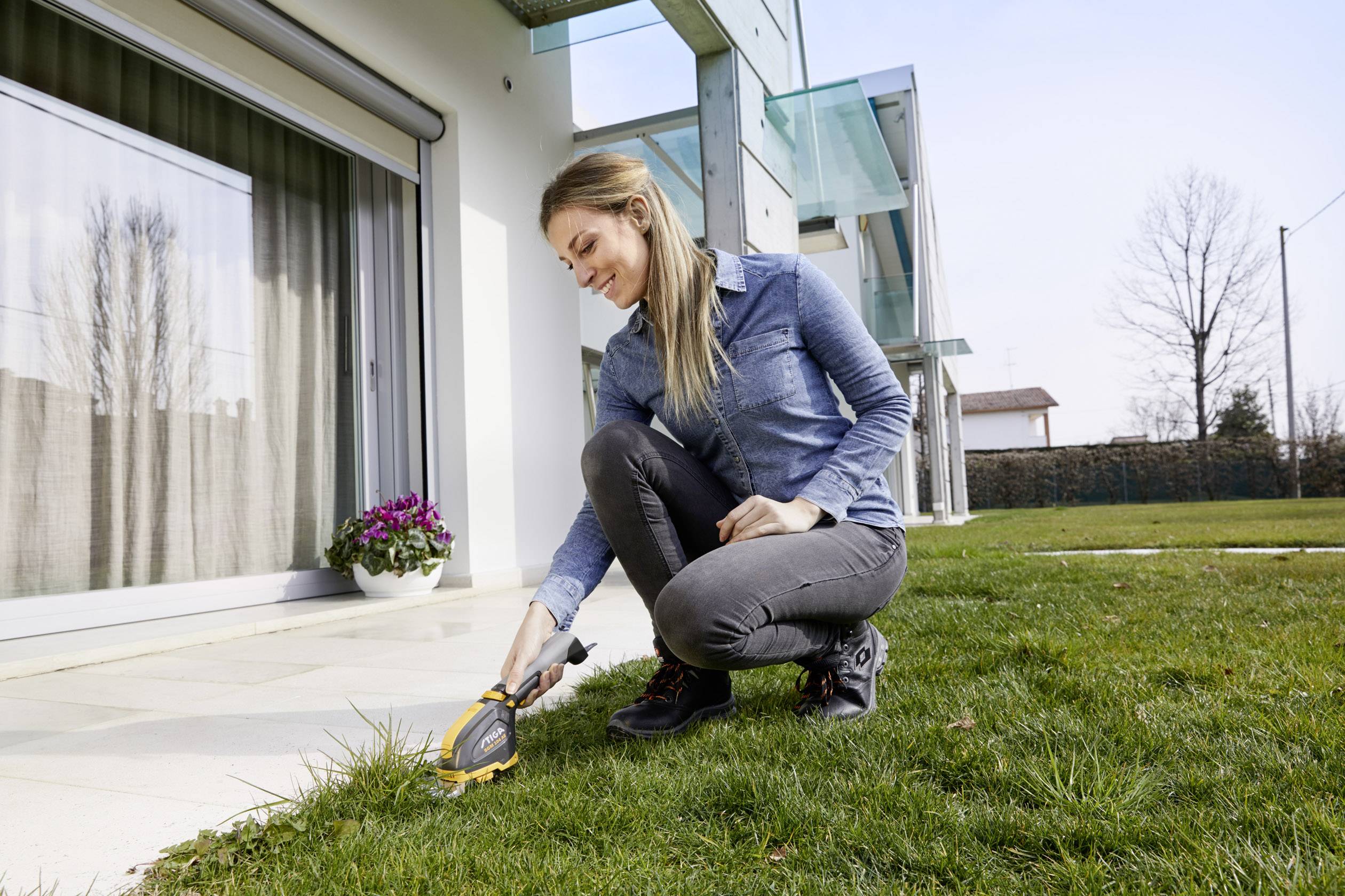 STIGA 253007231/ST1 SGM 72 AE Akku Grasschere, Strauchschere inkl. Akku, mit Zubehör 7.2V