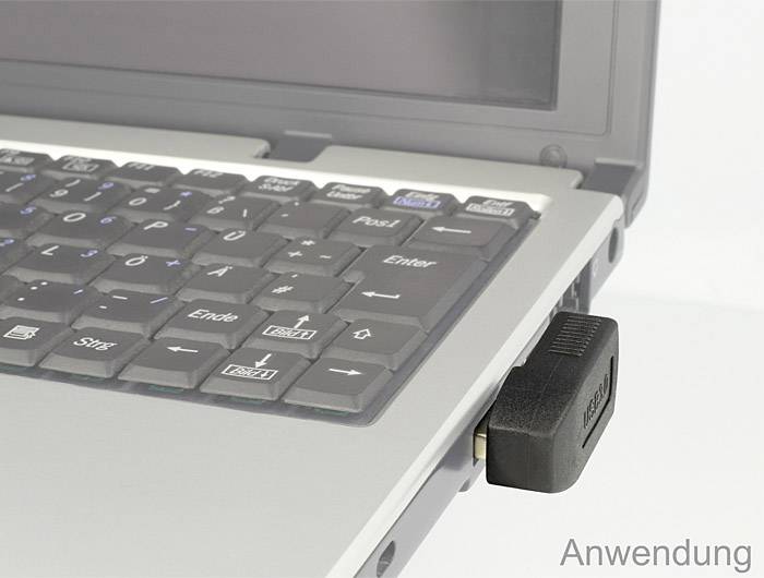 Ein USB-Stick ist in einen Laptop eingesteckt, der teilweise geöffnet ist. Der Bildschirm ist nicht sichtbar. Unten rechts steht 'Anwendung'.