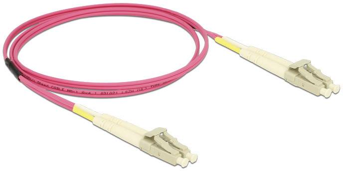 Ein rosa Glasfaserkabel mit LC-Anschlüssen an beiden Enden, typischerweise zur schnellen Datenübertragung verwendet.