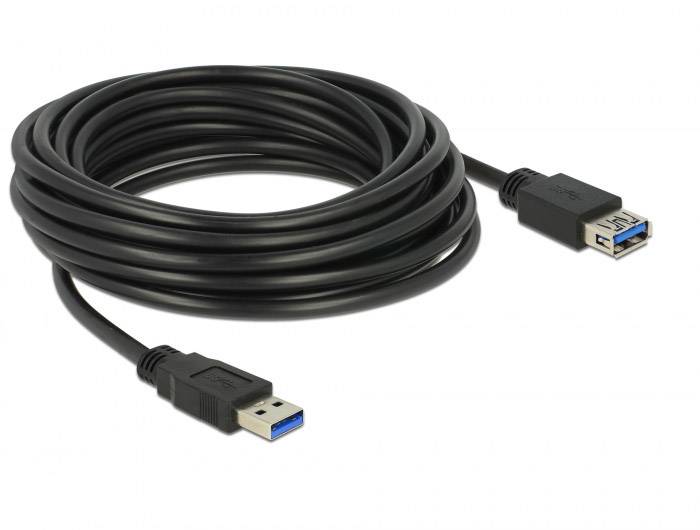 Ein langes, schwarzes USB-3.0-Kabel mit einem Standard-USB-Stecker und einer USB-Buchse, geeignet zur Verlängerung von USB-Verbindungen.