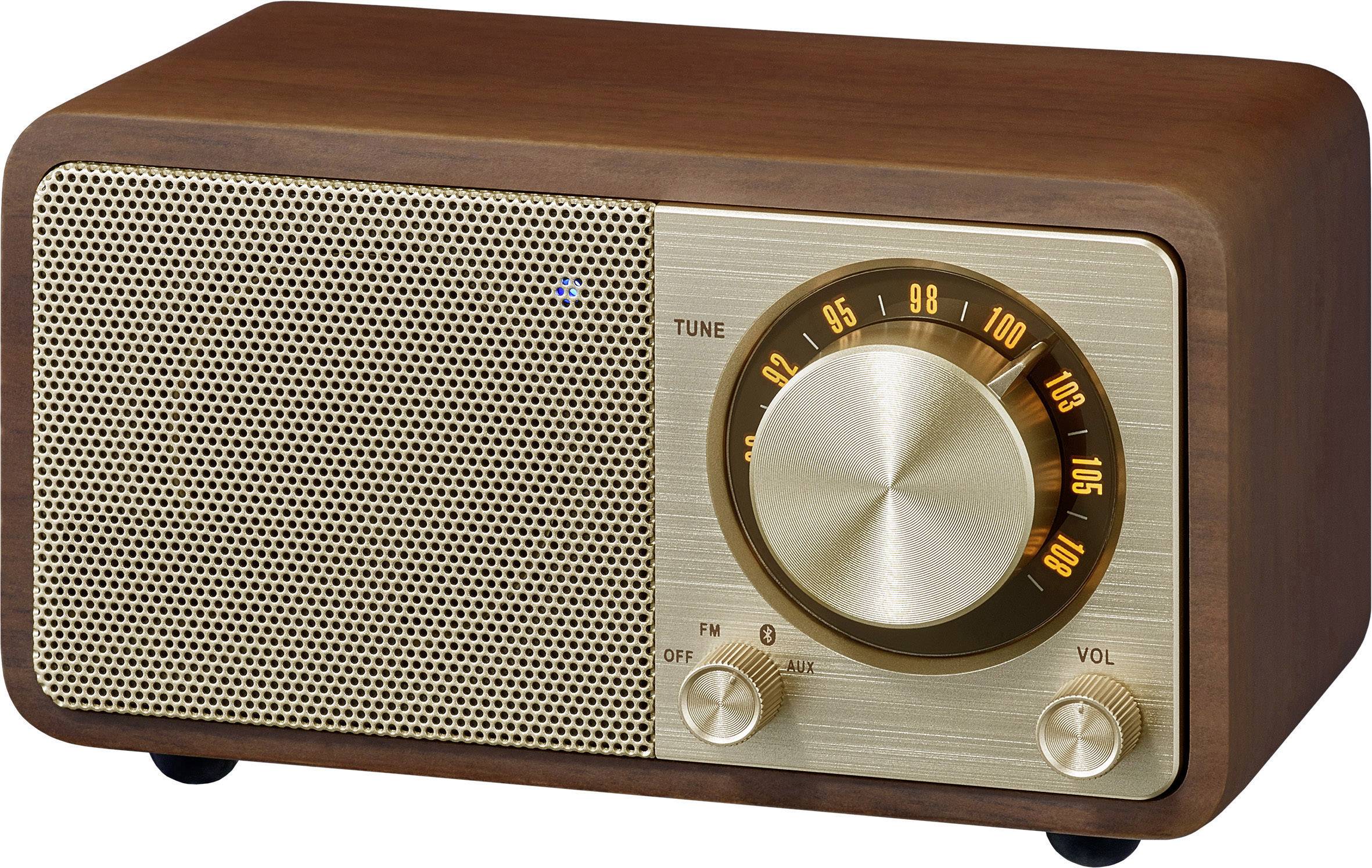 Holzradio mit Metallgitter, großem Einstellknopf und Frequenzskala. Links: Lautsprecher, rechts: Regler für Lautstärke und Frequenz.