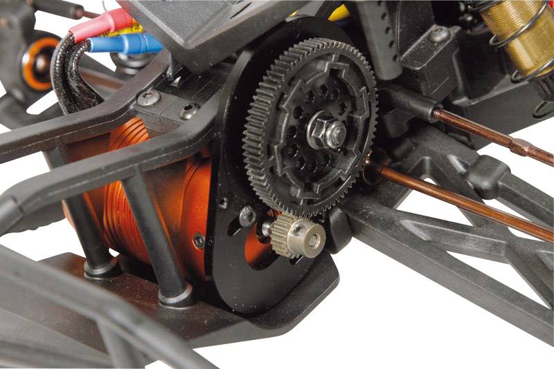 Nahaufnahme eines mechanischen Teils mit einem Zahnrad und einem rotierenden Elektromotor, umgeben von Metallstreben und Kabeln.