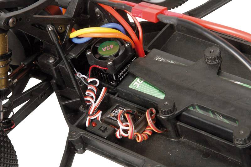 Elektronische Komponenten eines ferngesteuerten Autos, einschließlich Verdrahtung, Akku und Steuergerät im Chassis installiert.