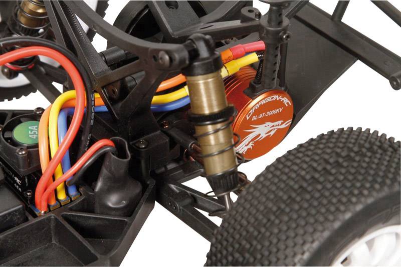 Nahaufnahme eines RC-Auto-Fahrwerks. Sichtbar sind Federung, Reifen mit grobem Profil und buntes Kabelbündel, das elektronisches Zubehör verbindet.