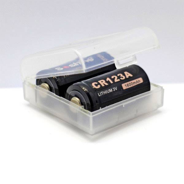Zwei CR123A Lithium-Batterien in einer transparenten Kunststoffbox. Text auf den Batterien: 'CR123A 1600mAh Lithium 3V'.
