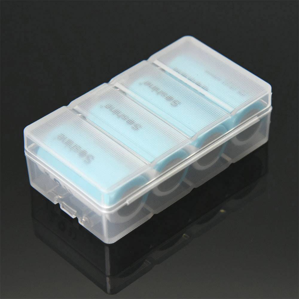 Transparente Kunststoffbox mit fünf AA-Batterien. Ideal zur Aufbewahrung oder Transport.