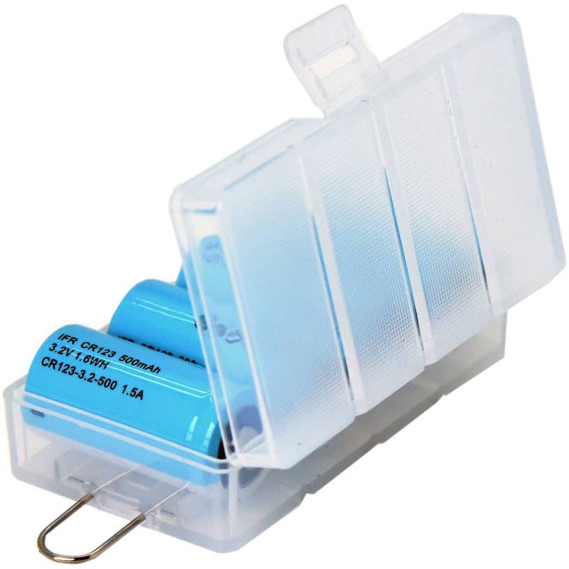 Zwei hellblaue Batterien in einem transparenten Kunststoffgehäuse, auf dem 'CR123-3.2-600 1.5A' steht.