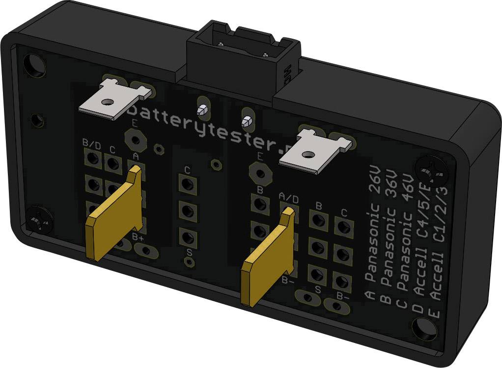 Eine rechteckige, schwarze Steuerplatine mit mehreren Steckverbindungen und gelben Clips für Batterietests, beschriftet mit 'Batterytester'.
