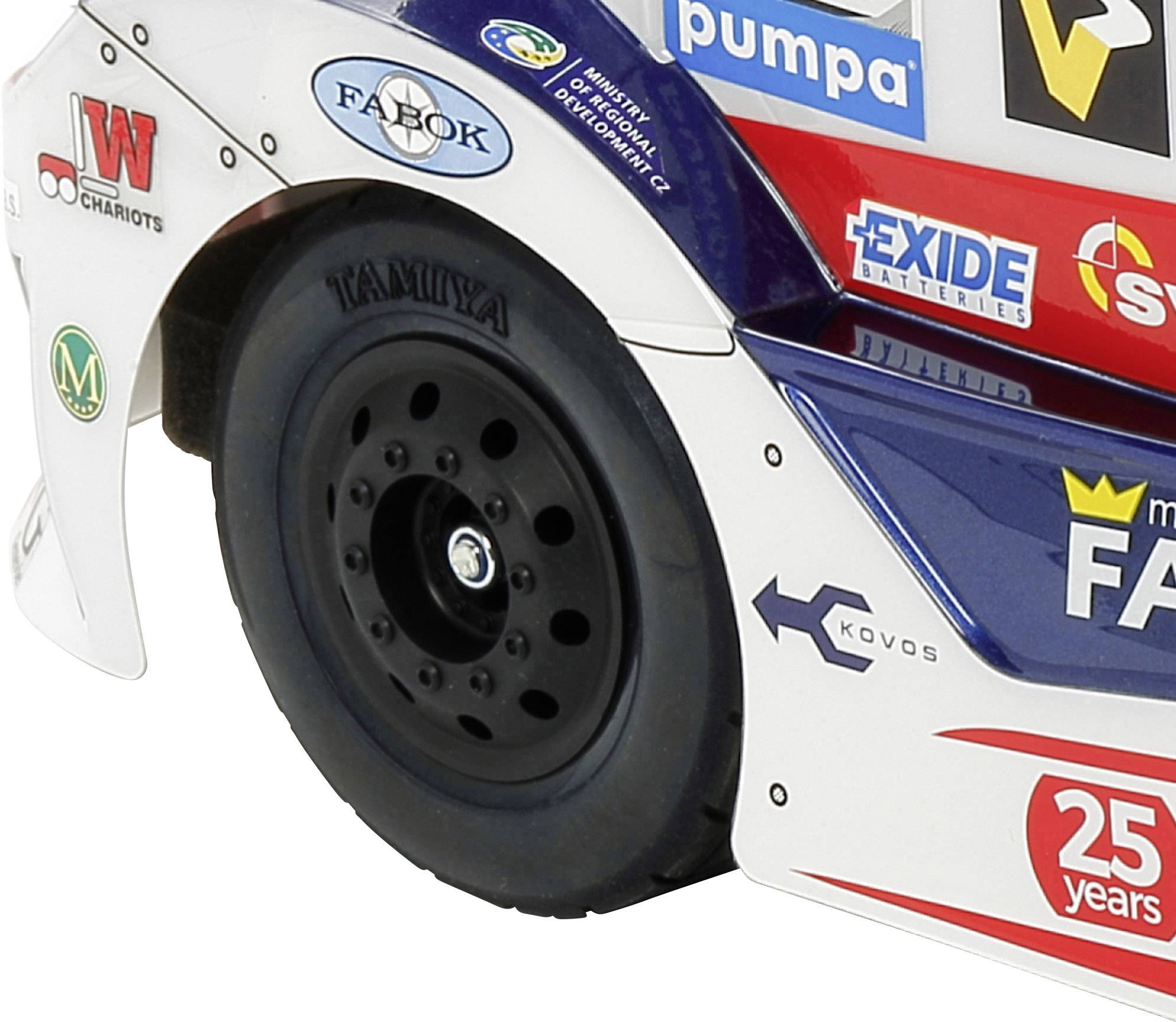 Ausschnitt eines ferngesteuerten Rennwagens mit verschiedenen Sponsorlogos auf dem Lack. Einig Beispiele sind Chariots, Exide, und Tamiya.