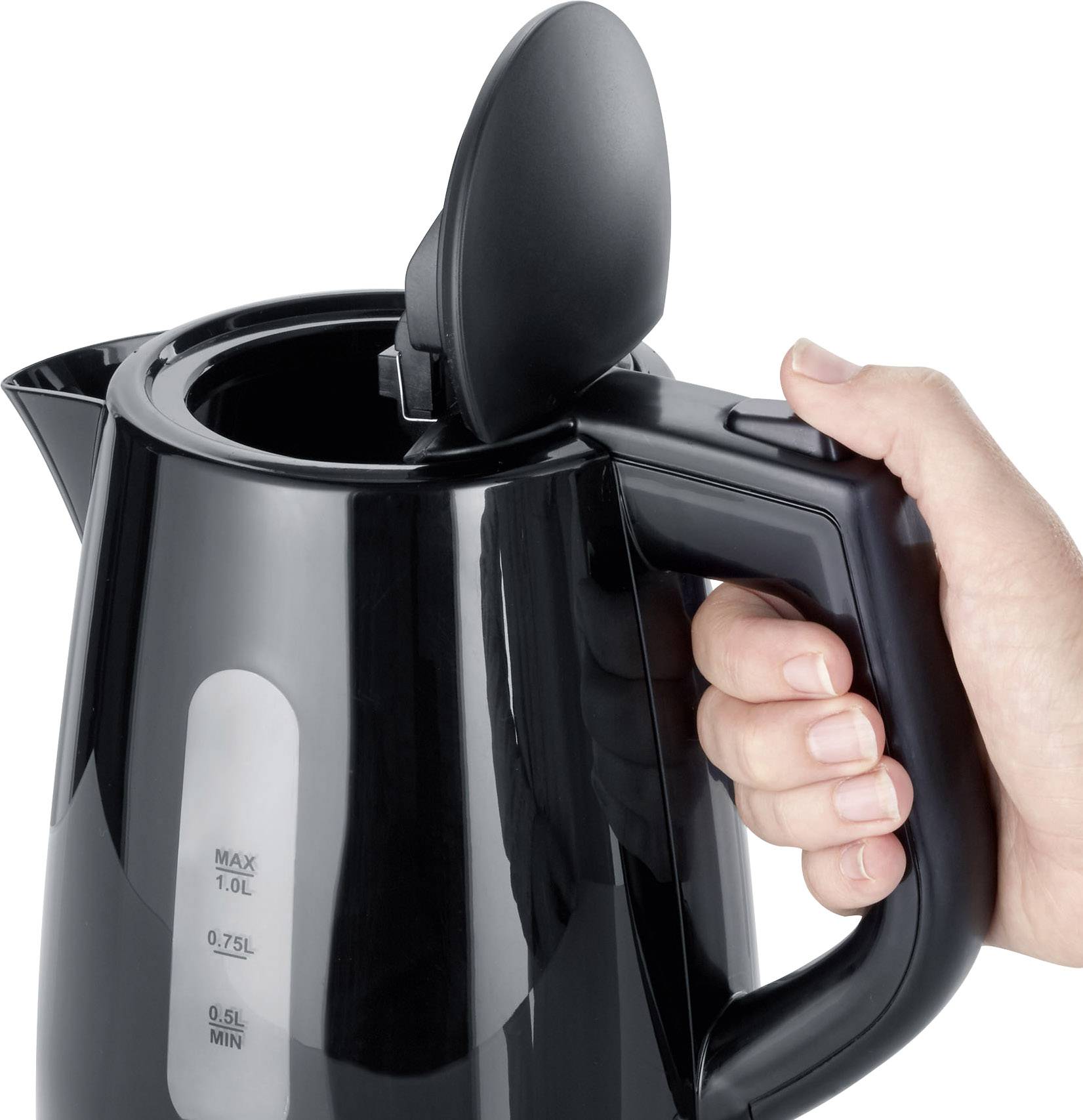 Eine Hand hält einen schwarzen Wasserkocher mit geöffnetem Deckel. Der Wasserstandsanzeiger zeigt Markierungen bei 0,5 L, 0,75 L und 1,0 L.