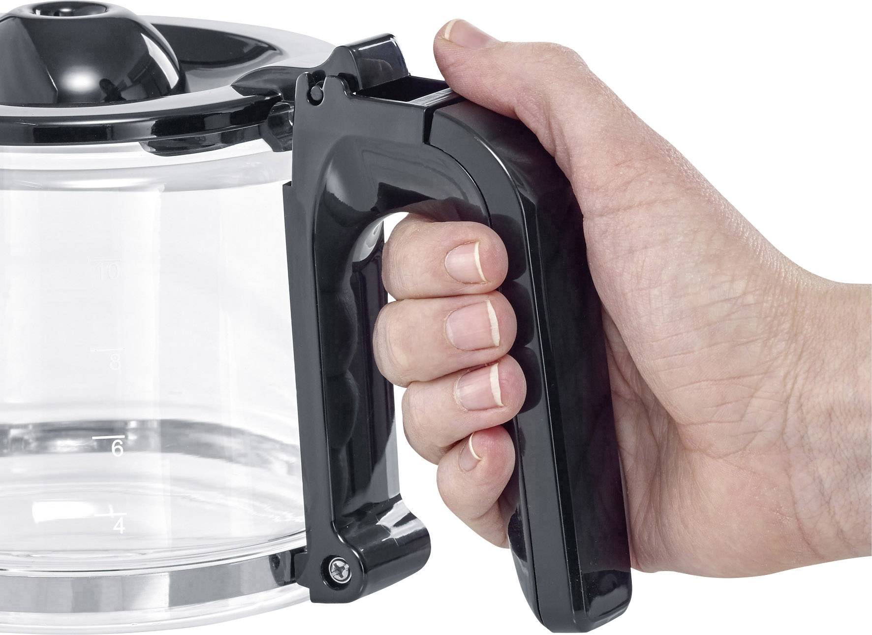 Eine Hand hält den Griff einer Glaskaffeemaschine mit schwarzen Elementen. Die Kanne zeigt Messmarkierungen für das Volumen.