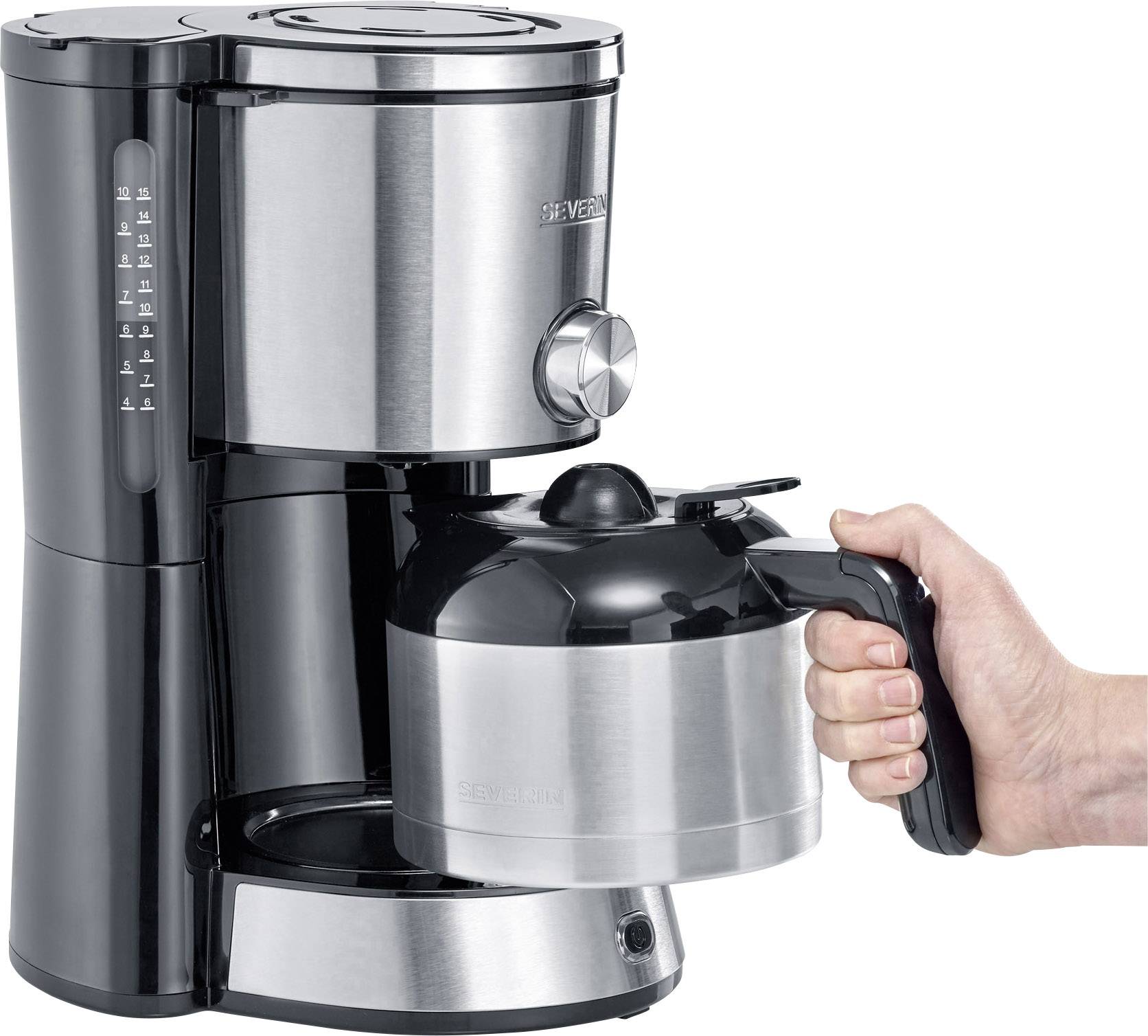 Silberne Kaffeemaschine mit schwarzem Griff. Eine Hand hält die Glaskanne mit schwarzem Deckel und Henkel.