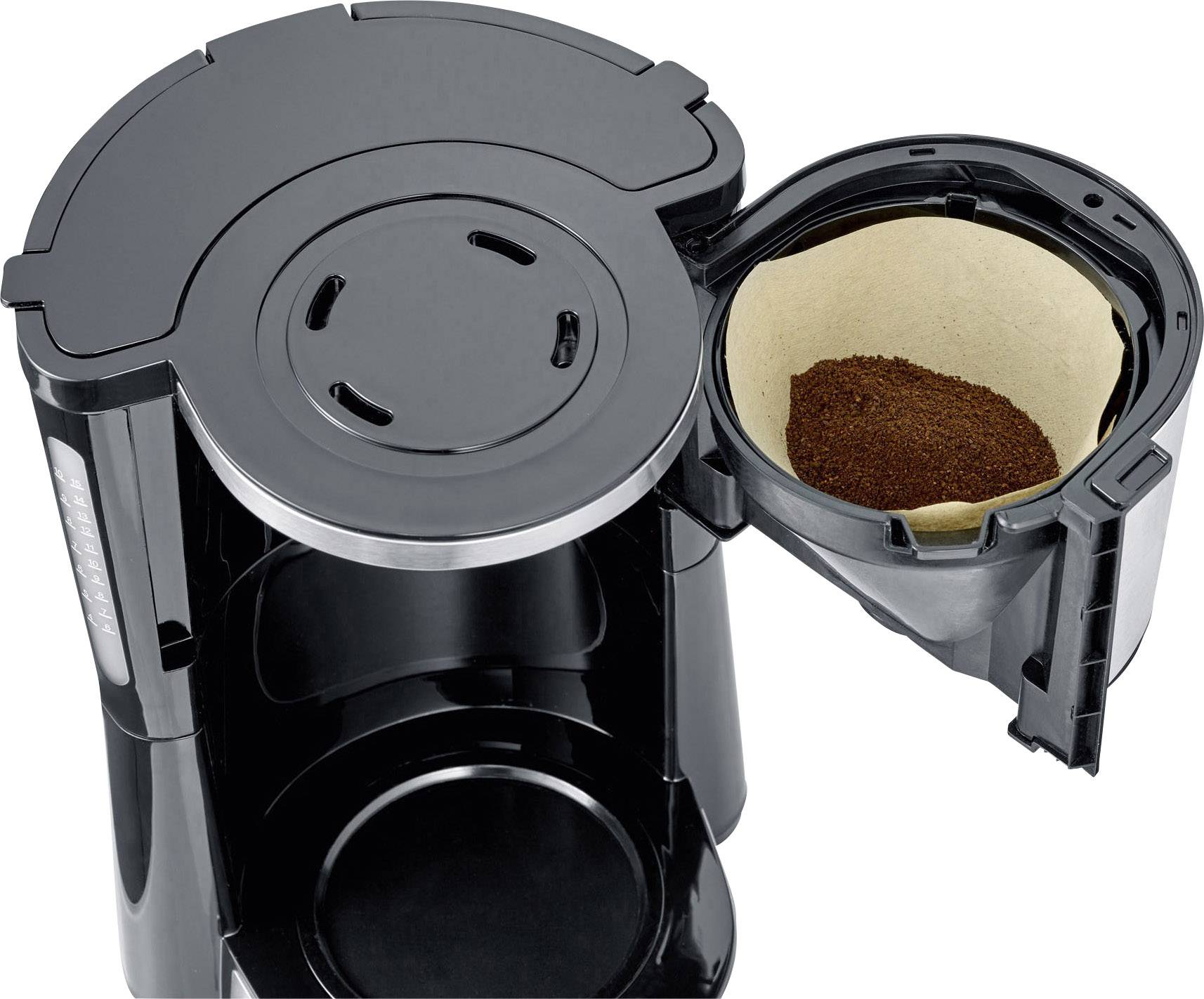 Eine schwarze Kaffeemaschine mit geöffnetem Filterfach, das mit Kaffeepulver gefüllt ist.