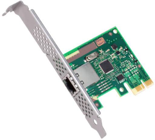 Eine PCIe-Netzwerkkarte mit einem Ethernet-Anschluss, schräg fotografiert, zeigt Schaltkreise und einen Kühlkörper auf der Platine.