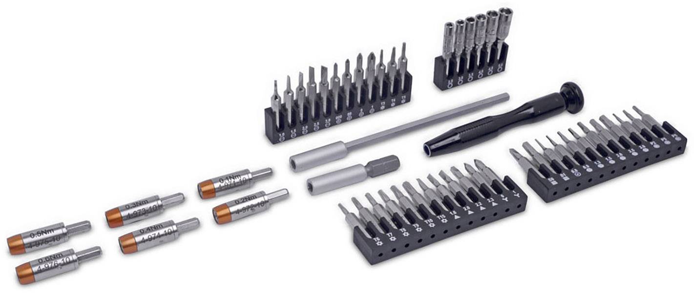 Ein Schraubendreher-Set mit mehreren Bits und Verlängerungen, geeignet für verschiedene Präzisionsarbeiten, liegt auf weißem Hintergrund.