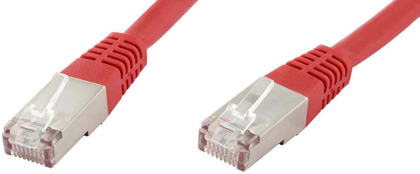 Zwei rote Ethernet-Kabel mit RJ45-Steckern, liegen nebeneinander.