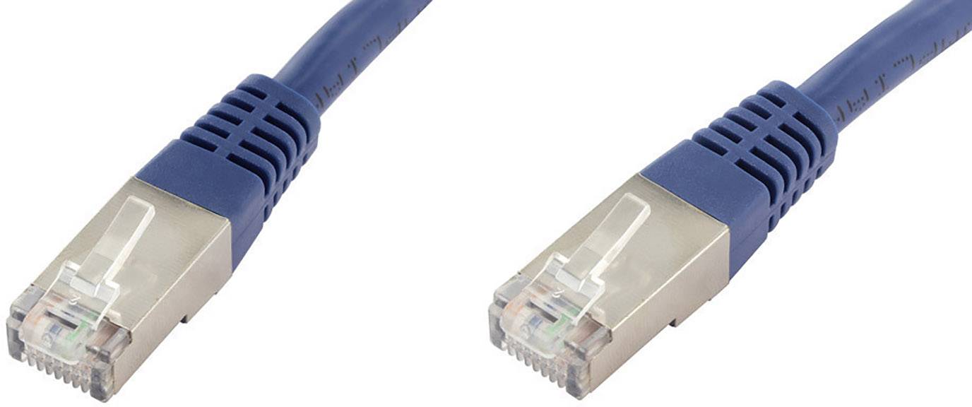 Zwei blaue Ethernet-Kabel mit RJ45-Steckern auf weißem Hintergrund.