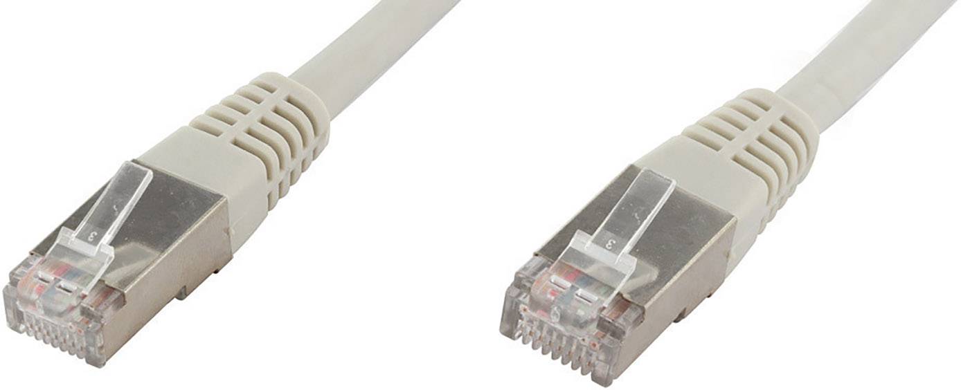 Zwei beige Ethernet-Kabel nebeneinander mit RJ45-Steckern, die für Netzwerkverbindungen verwendet werden.