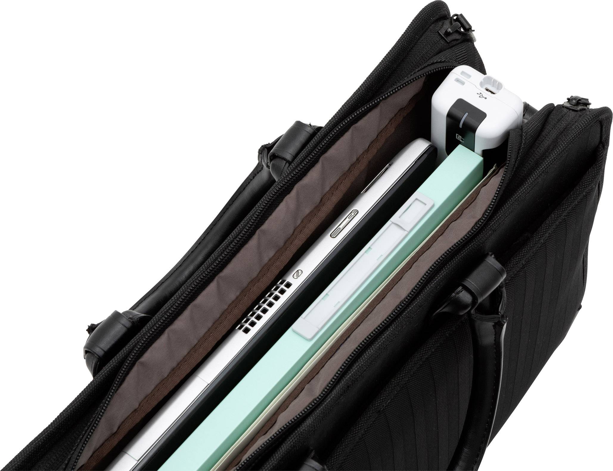 Eine geöffnete schwarze Tasche mit einem Laptop und einem Aktenordner darin. Oben ist ein Ladegerät sichtbar.