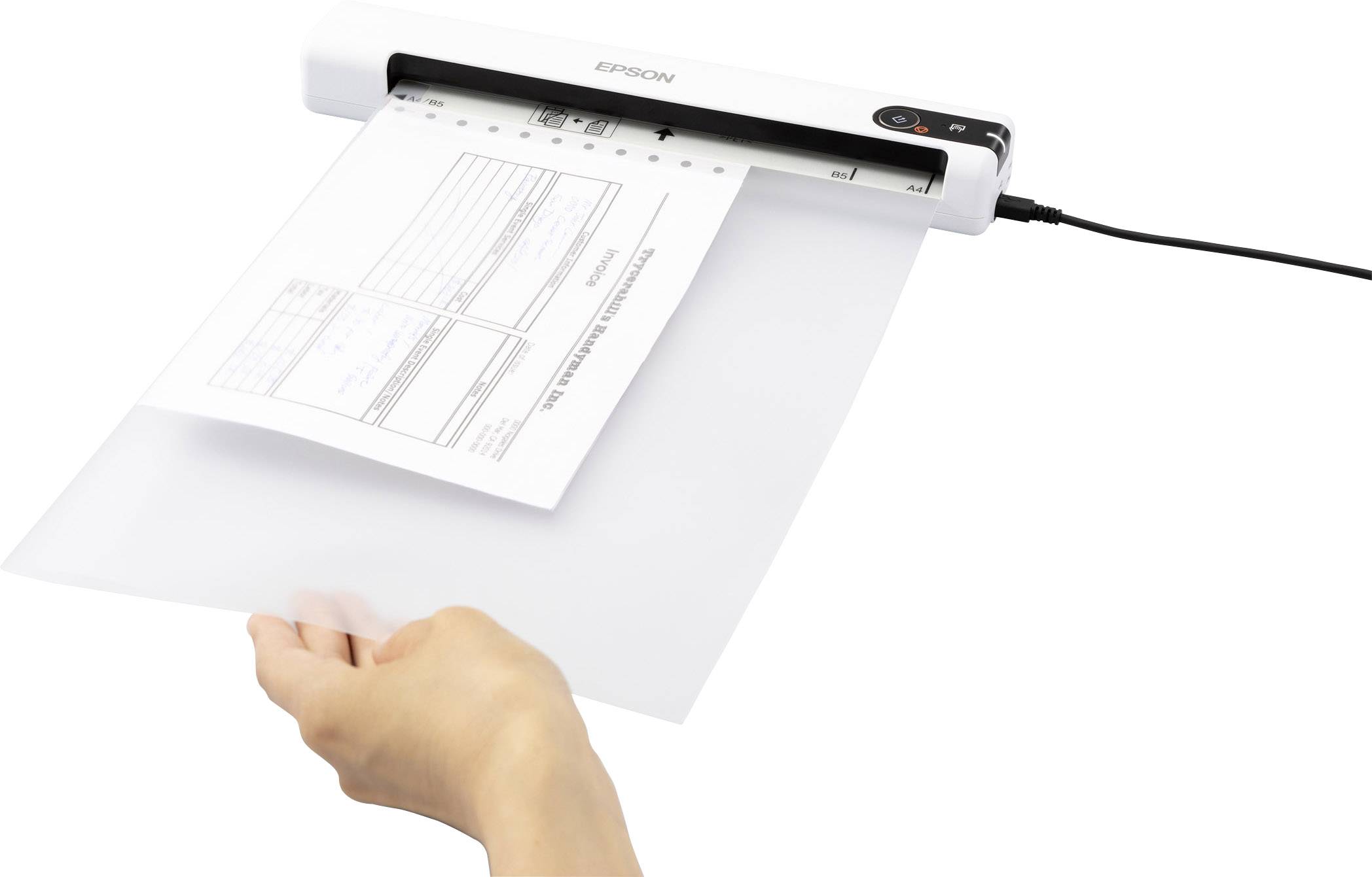 Ein Dokument wird von einem tragbaren Scanner digitalisiert. Eine Hand führt das Papier in den Scanner ein, der mit einem Kabel verbunden ist.