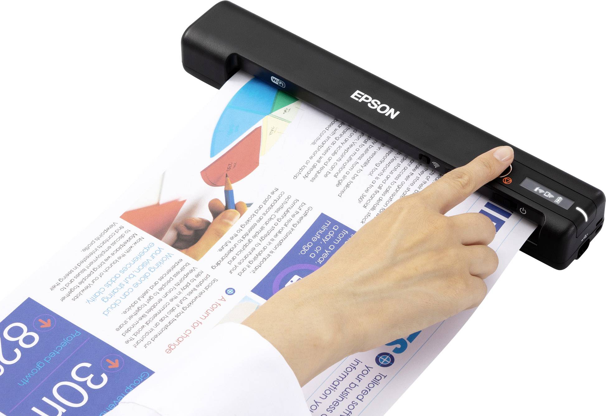 Eine Hand verwendet einen Epson-Scanner, um ein buntes Dokument mit Diagrammen und Text zu scannen.