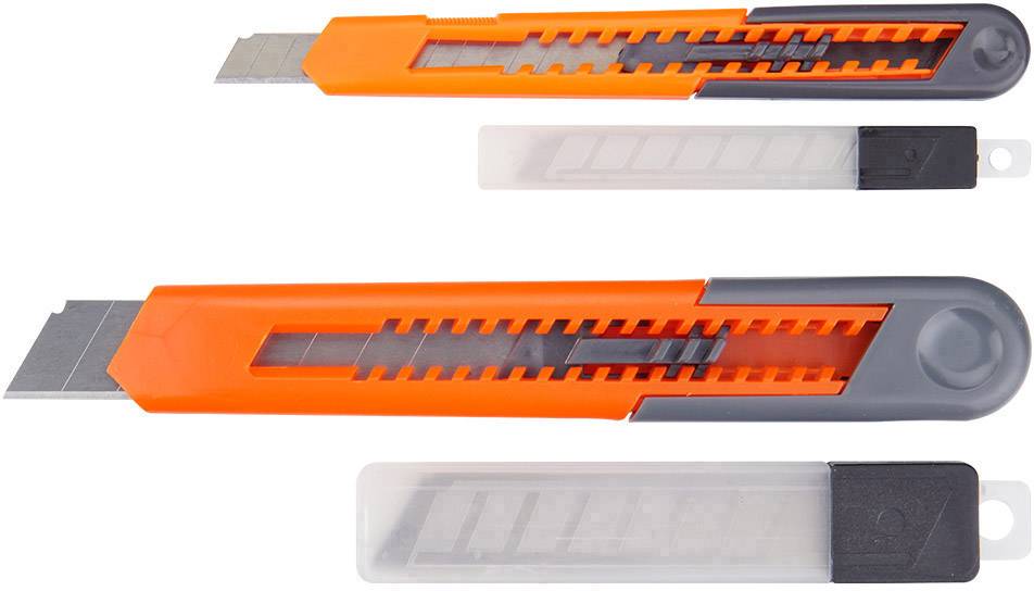 Drei orange-graue Cuttermesser in verschiedenen Größen, jeweils mit einer nach Ersatzklingen aussehenden weißen Hülle daneben.