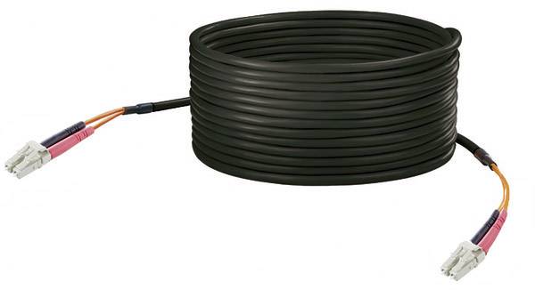 Ein langes, aufgerolltes Glasfaserkabel mit zwei Steckverbindern an den Enden.