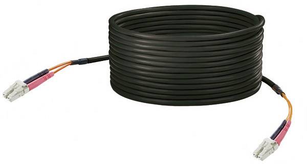 Ein langes, schwarzes Glasfaserkabel mit Steckern an beiden Enden, geeignet für Datenübertragung und Netzwerkinstallationen.